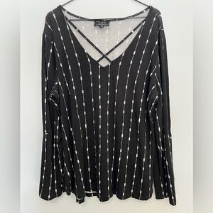Flower and Feather Black and White XL Knit Top